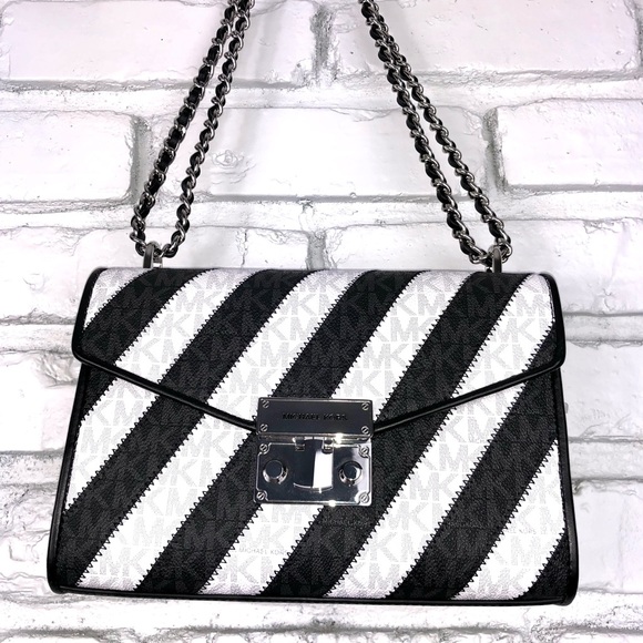 Welcome to my fashion fantasyland, curated by moi - Picture 4 of 13